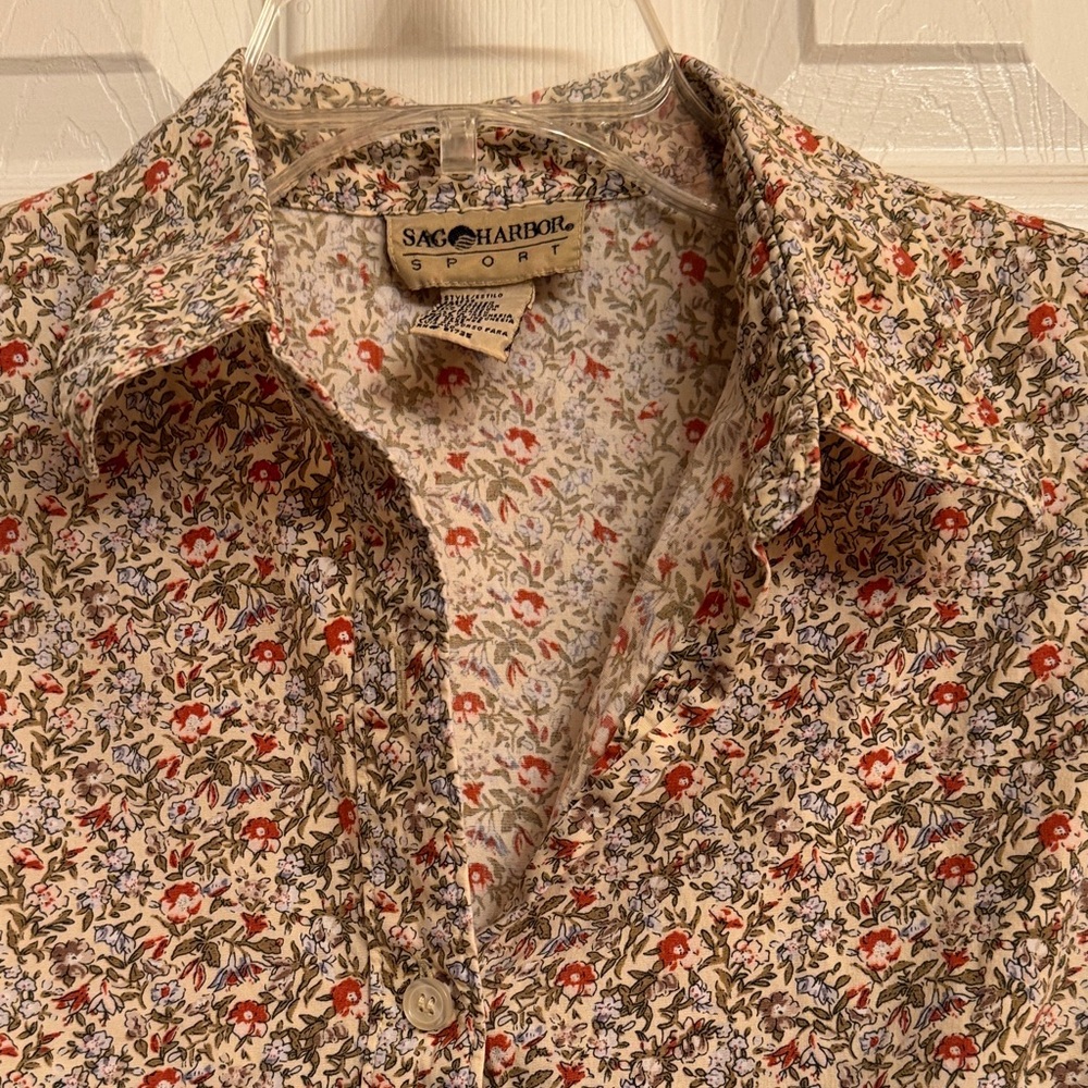 Sag Harbor Sleeveless Button-down Red & Green Floral Print Blouse. Size Medium - Picture 5 of 10